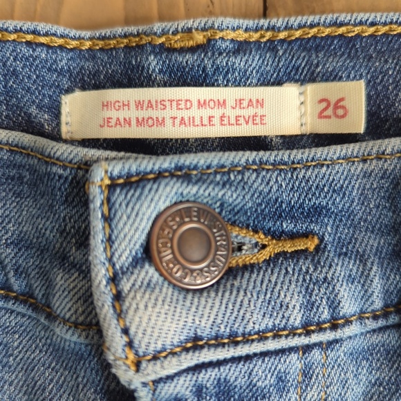 Levi’s High Waisted Mom Jean 26 - Picture 4 of 12